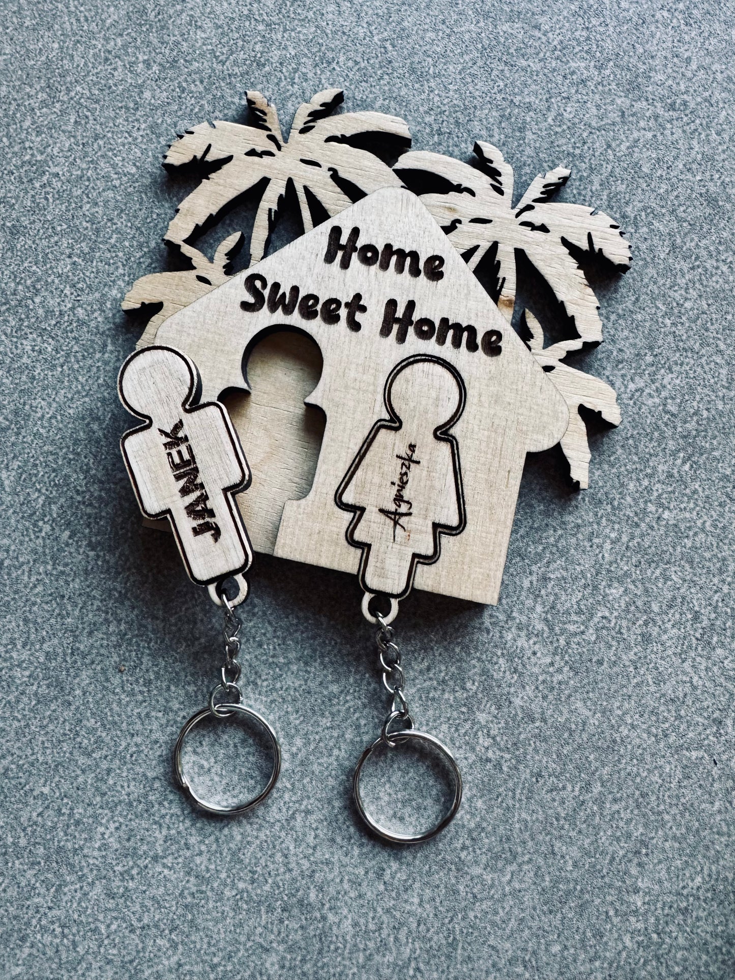 Personalized Wooden Key Holder – Family Key Organizer